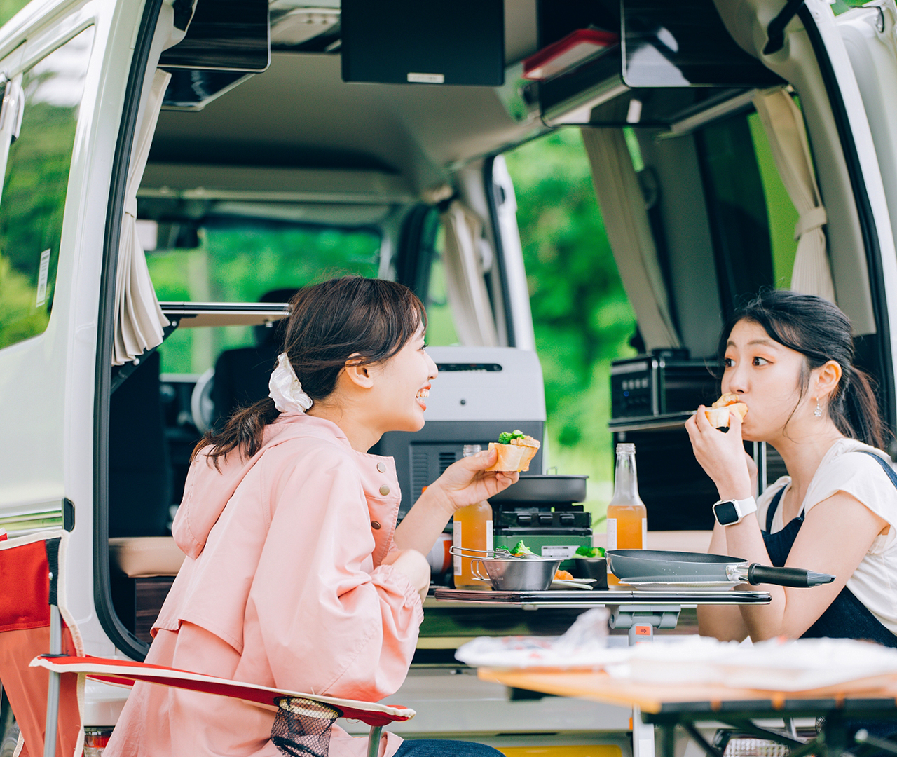 運転する女性